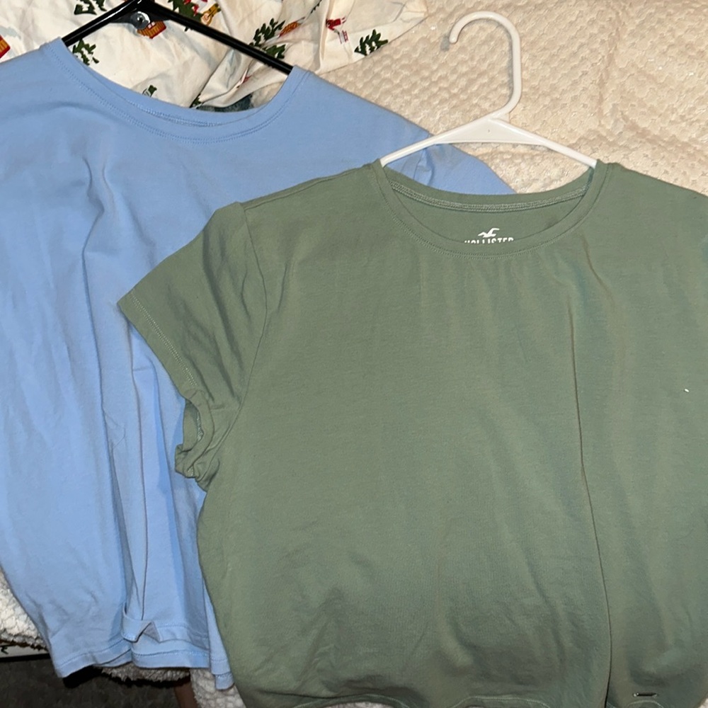 hollister must have baby tee. never worn.